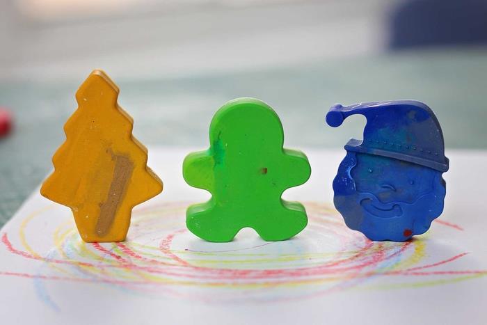 DIY otroška ideja za božično zabavo z nasveti iz recikliranih voščenih barvic, kako narediti voščene barvice različnih oblik