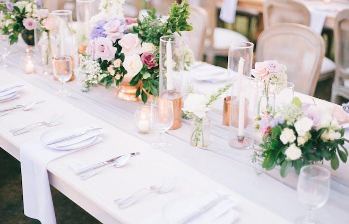 idėja, kaip papuošti vestuvių centrą, puokštės gėlės auksinėse vazose, auksinės žvakidės, šilko stalo bėgikas