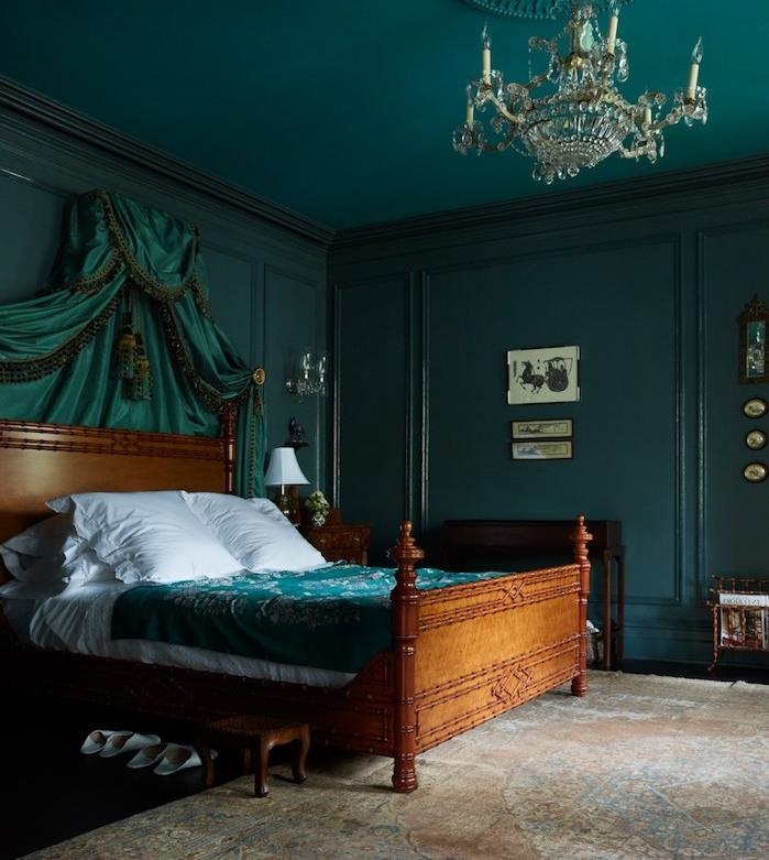 kaip įrengti barokinį miegamąjį, medinę lovą, senovinį rytietišką kilimą, barokinę liustra, antklodę, baldakimą ir sienas anties mėlynos spalvos, naftos spalvos atspalviu