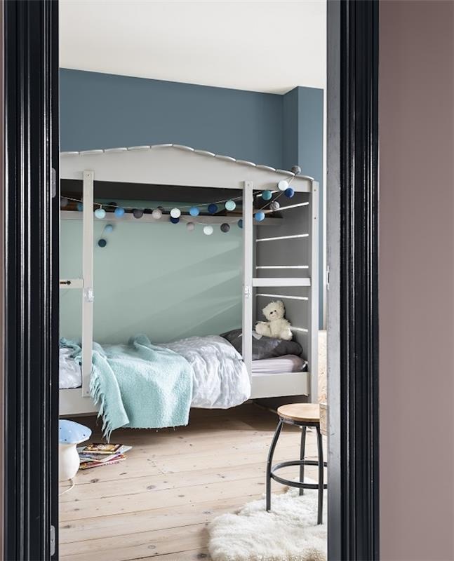 kako urediti otroško sobo, modro siva stenska barva s celadonsko zeleno steno, siva kabinska postelja, svetel parket, modro in sivo posteljnina, skandinavski dizajn
