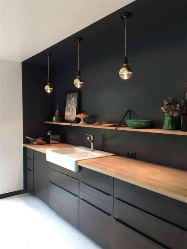 pakabinamų šviestuvų modelis iš juodos ir varinės spalvos, sumontuota virtuvė su šviesaus medžio stalviršiu