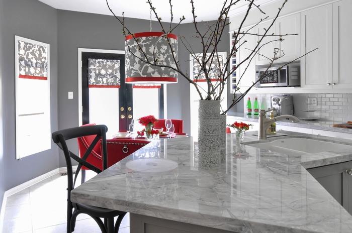 oturma odası ile uyumlu gri ve beyaz mobilyalar ile klasik tasarımlı gri ve kırmızı mutfak