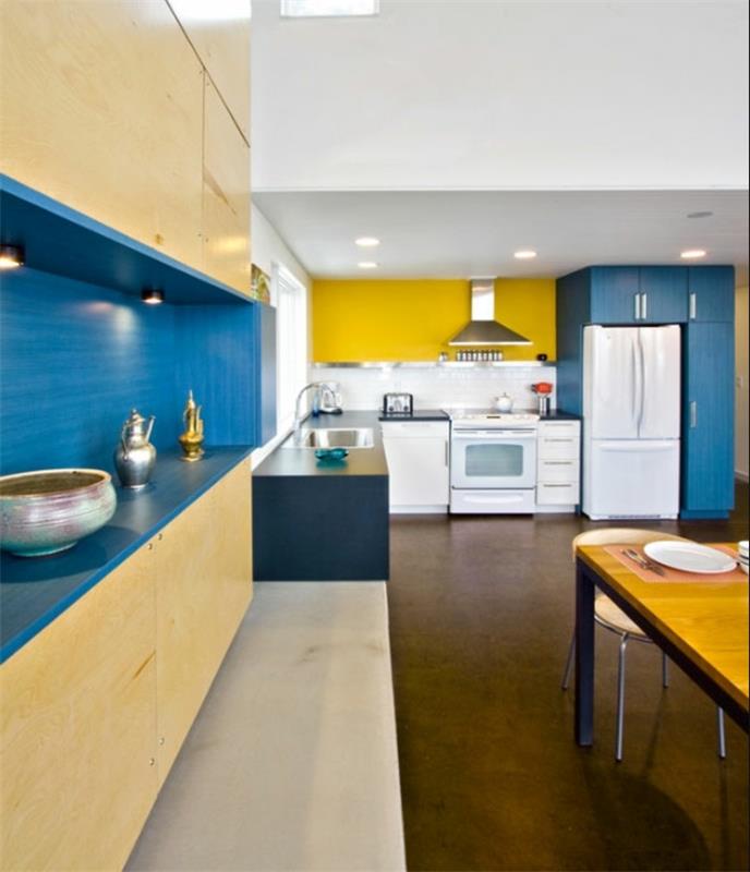 mavi ve sarı dekorlu bir mutfak, kahverengi zemin, beyaz eşya, ahşap ve metal masa nasıl düzenlenir