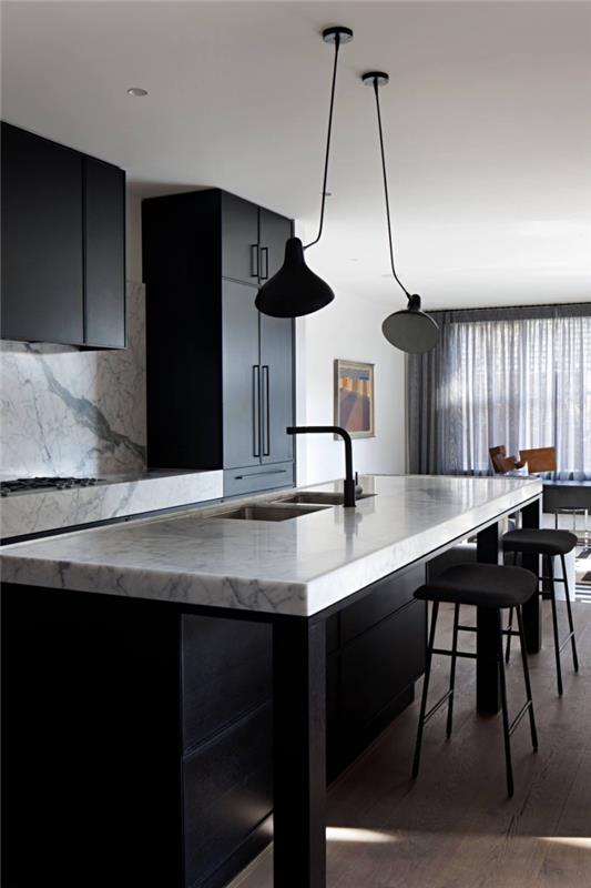 siyah beyaz mutfak dekorasyonu, mermer tezgahlı açık mutfak modeli ve arkası siyah dolap