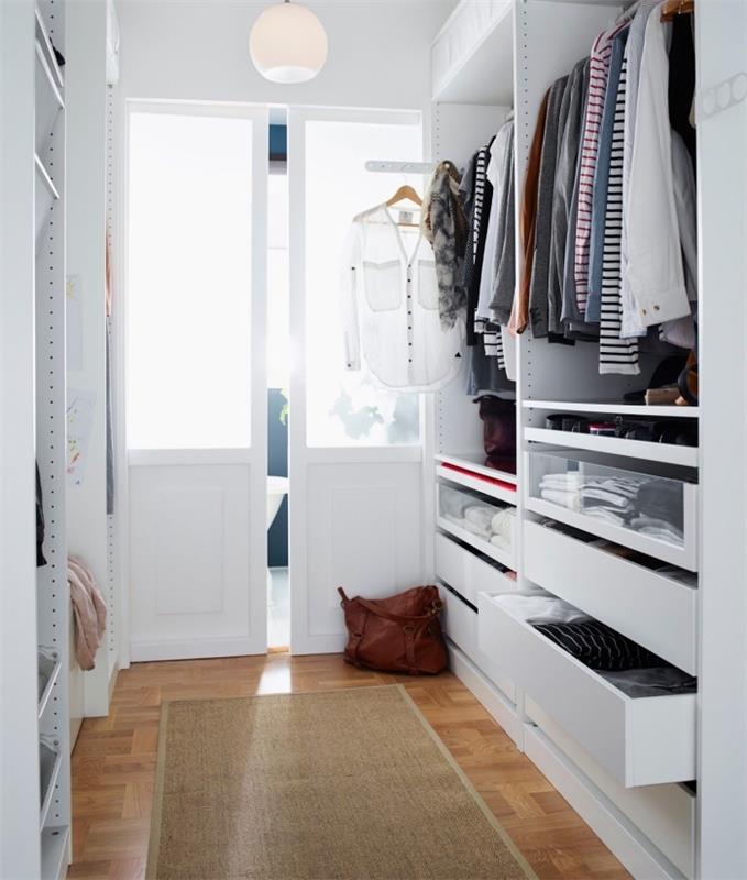 ayrı bir odada giyinme odası, çubuklu ve çekmeceli ikea depolama sistemi