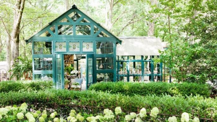 sodo dekoro idėja, buksmedis ir gėlės, moderni Viktorijos laikų verandos idėja natūralioje aplinkoje, angliškas sodas
