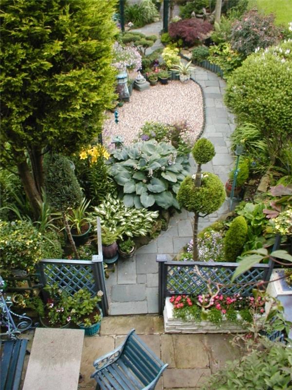 sodo baldų idėjos kaltinė tvora sodas balti akmenukai gyvatvorės augalai