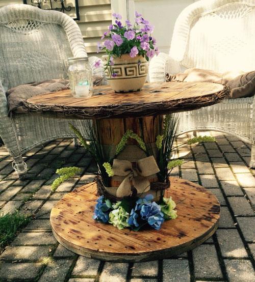 leseni vrtni namizni kolut, cvetlični okras, kavč iz ratana, vrtno pohištvo, zunanji dekor v podeželskem stilu