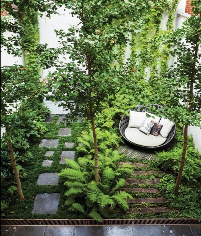 sodo išdėstymo pavyzdys, dizaino apvali sofa ant bambuko lovos, akmeninių plokščių takas, krūmai, medžiai
