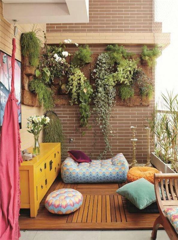 izvirna ideja za razvoj zelene stene iz kokosovih vlaken, boemsko elegantna dekoracija balkona z otomani in barvitimi blazinami