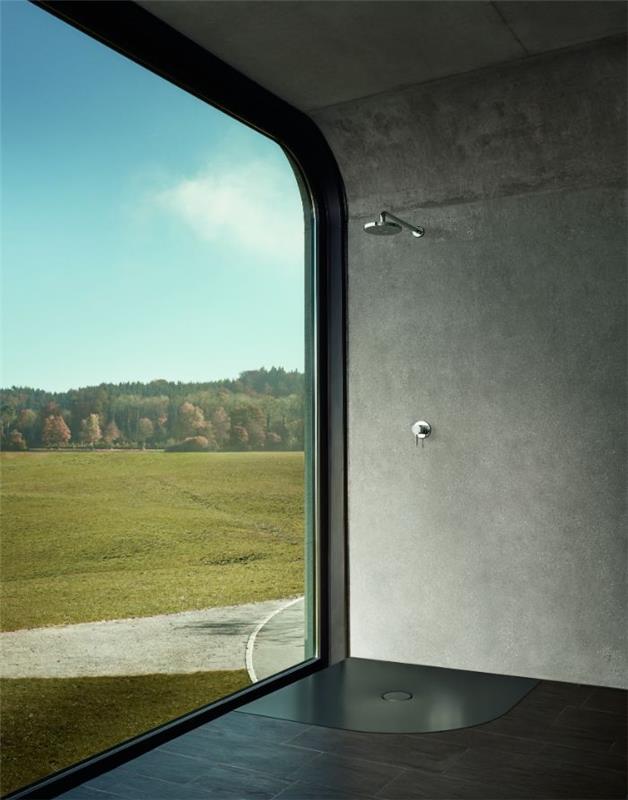 odprta prha v industrijskem elegantnem slogu preprosta kopalnica z betonsko steno, kopalniška tla iz temnega lesa