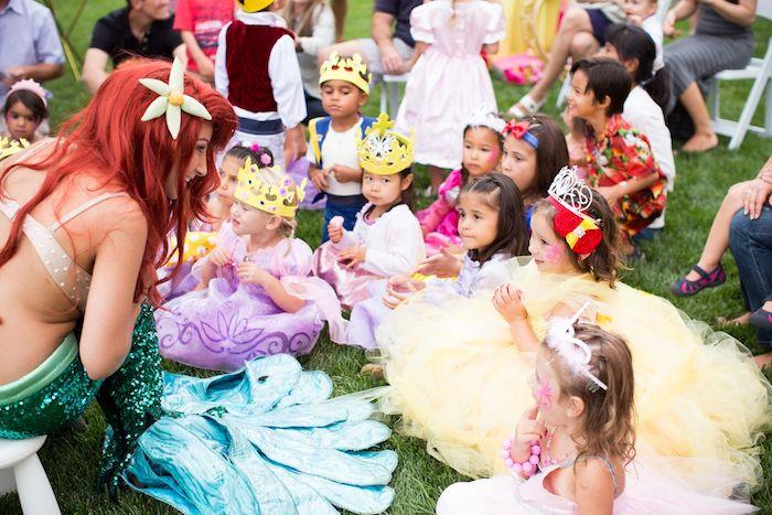 doğum günü oyunları 2 yıl, 3 yıl, prenses kılığına girmiş küçük kızlar, taçlı elbiseler ve küçük deniz kızı kılığına girmiş animatör