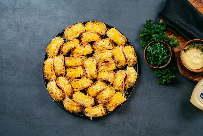 Ideja za hiter recept pripravite predjed, mini predjed taco s piščancem, cheddarjem in svežo zelenjavo