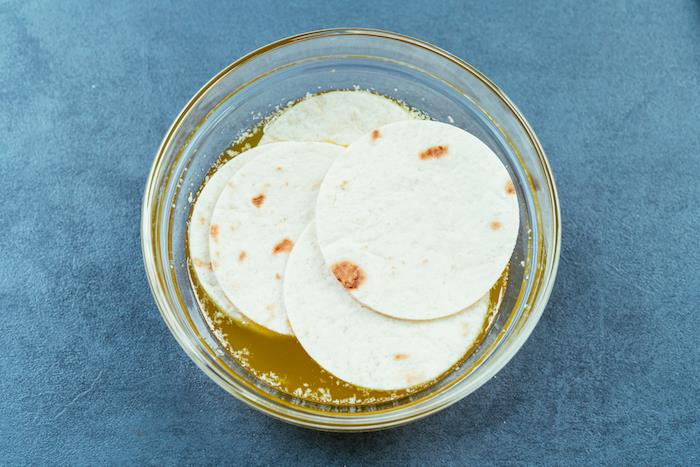 majhni obroči mehiške tortilje, namočeni v stopljeno maslo, piščanec in predjed taco s predjedom cheddar