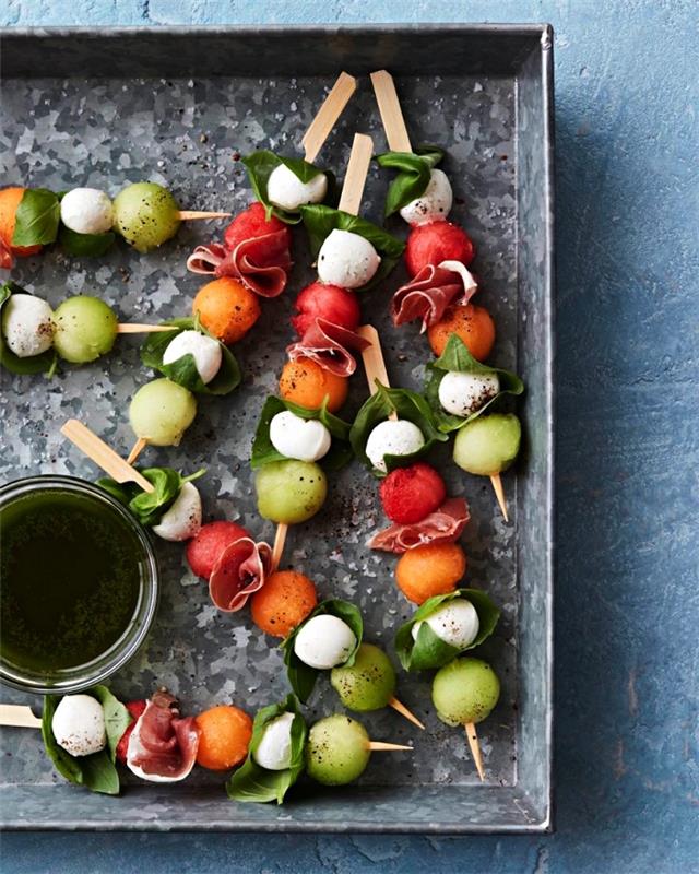 nabodala iz melone, lubenice, mozzarelle in pršuta z omako pesto za poletni aperitiv