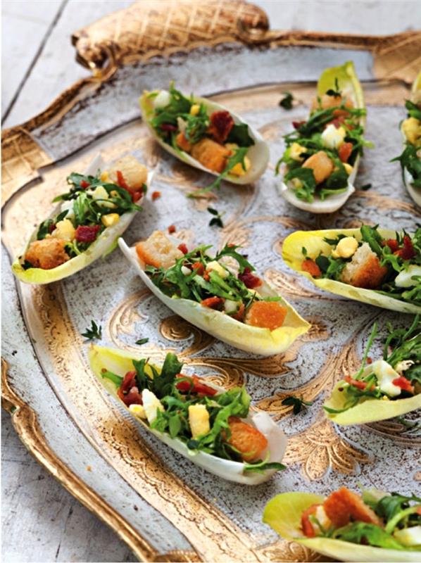 endivije pladnji, kot je solata Cesar kot hiter aperitiv, vegetarijanski predjed s solato Cesar