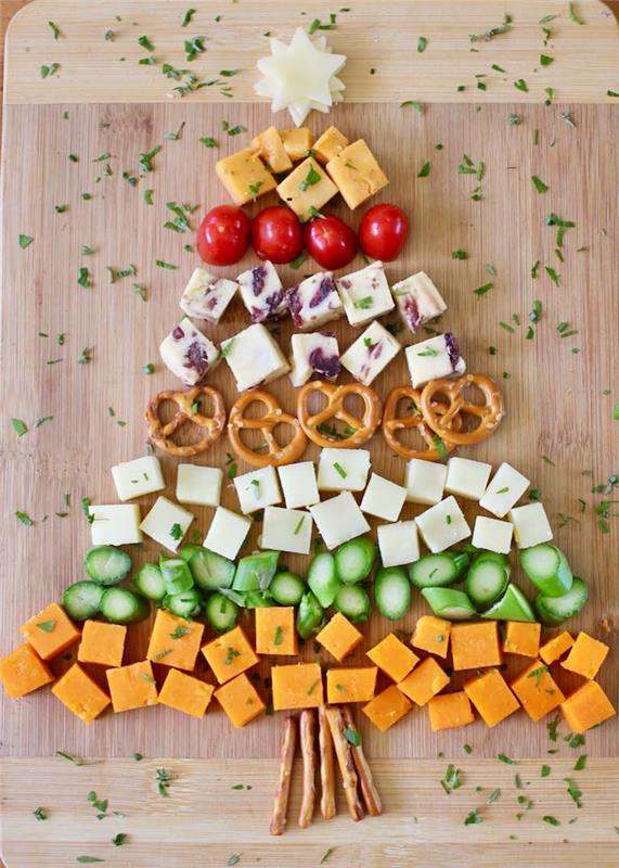 kereviz, peynir, simit, domates ve diğer sebzeler ile bir Noel aperatif fikri olarak antipasti tabağı, Noel ağacı şekilli aperatif