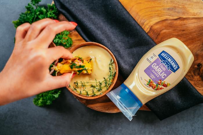 Ideja za hiter in preprost recept za večerjo z aperitivom ali na žaru, mini piščanca in čedar tacos za uživanje s česnovo majonezo