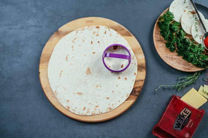 izrežite majhne kroge tortilje z okroglim rezalnikom za piškote, hitri in enostavni recepti za taco ugrize