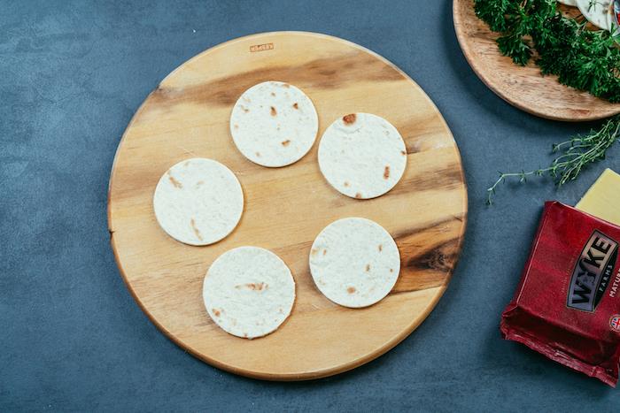 recept za predjede tacos s piščancem in sirom cheddar, izrežite majhne kroge mehiške tortilje, da naredite mini tacos