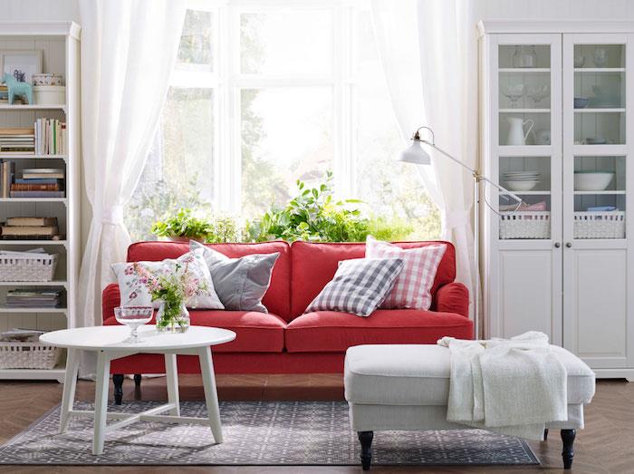 spalvų derinio idėja, balta komoda su išmatomis ir baltu kavos staliuku, pilkas ir baltas kilimas, balta knygų spinta ir kontrastinga raudona sofa, prašmatnus kaimiškas dekoras