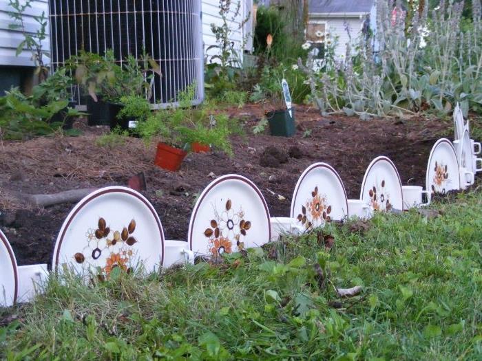izvirna ponovna dekoracija vrta s starinsko namizno posodo v cvetličnem vzorcu in belimi skodelicami