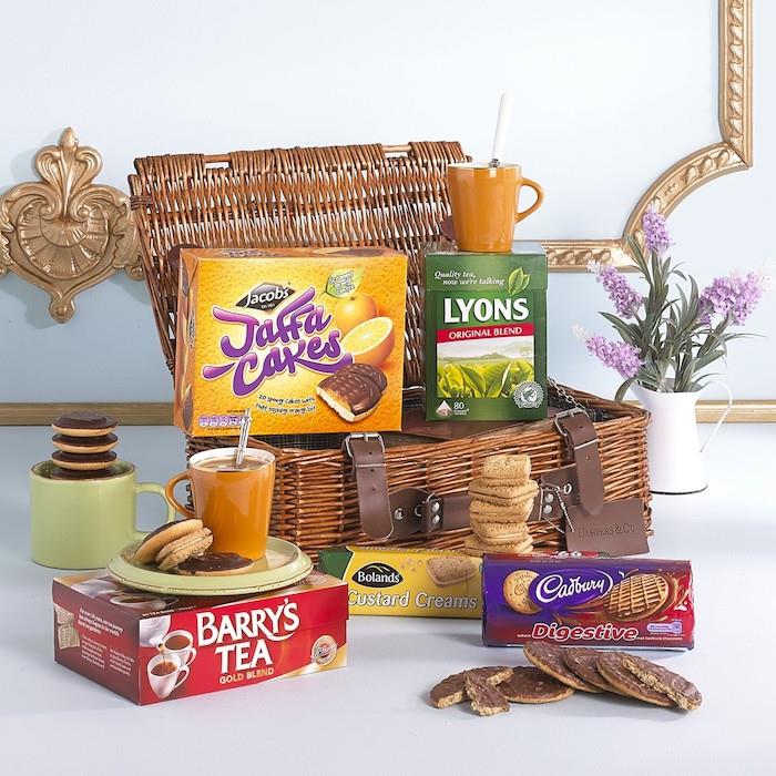 Pikniko krepšelis su viskuo, ko jums reikia, sausainiai ir arbatos poros dovanų dėžutė, dovanų idėja porai