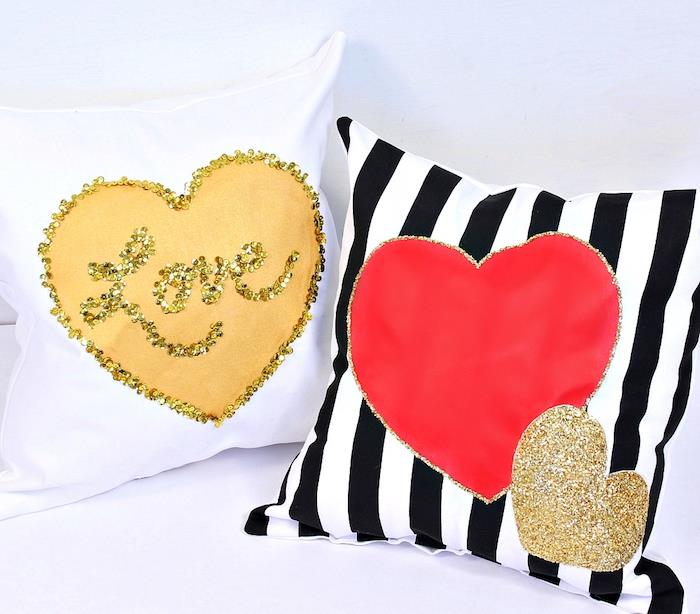 draugės dovanos idėja, baltos ir juodos dekoratyvinės pagalvėlės su raudonu širdies raštu ir geltona širdelė blizgučiais