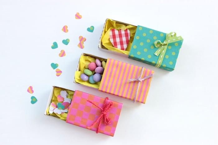 Valentino dovana jai, miniatiūrinės kartoninės žiebtuvėlių dėžutės su spalvingais saldainiais ir konfeti
