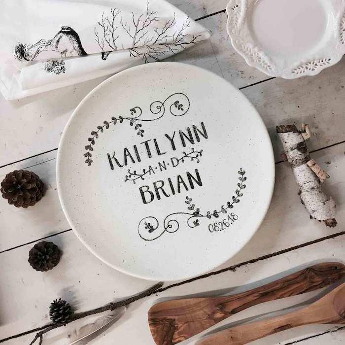 Dekoratyvinė balta lėkštė su vardais ir vestuvių data, dovana porai, dovana meilužiui, originali poros dovanos idėja