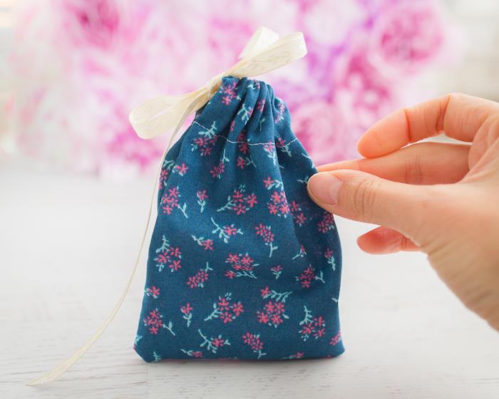 dikiş hediye fikri elastik diy hediye çantası fikri ile dikilmiş küçük kumaş çanta