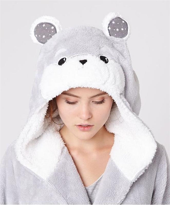 ideja za darilo najstnice, bela in siva obleka in vzorec ljubkega medvedka, izvirna ideja