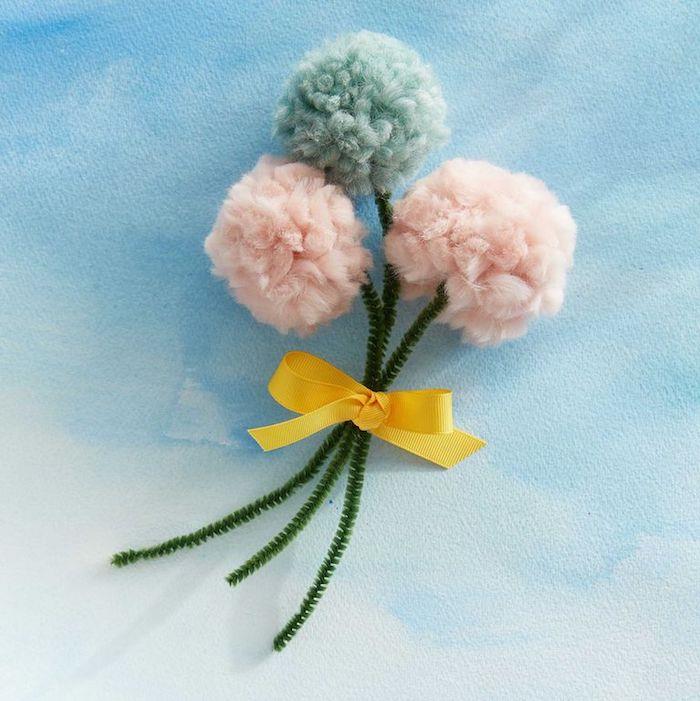 močiutės dienos dovanos idėja „pasidaryk pats“ pompominės gėlės su vamzdžių valymo stiebais, perrištomis geltona juostele