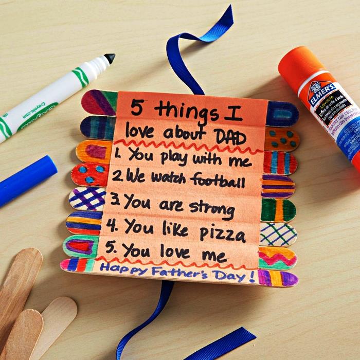 Miniklerle kolayca yapabileceğiniz babalar günü hediyesi fikri, babayı sevmek için 5 neden dondurma çubuklarına yazılmış