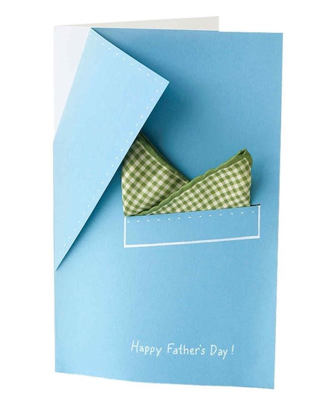 Anaokulu kartı taklidi mavi erkek gömleği ve kare peçete yapmak için Babalar Günü hediyesi fikri