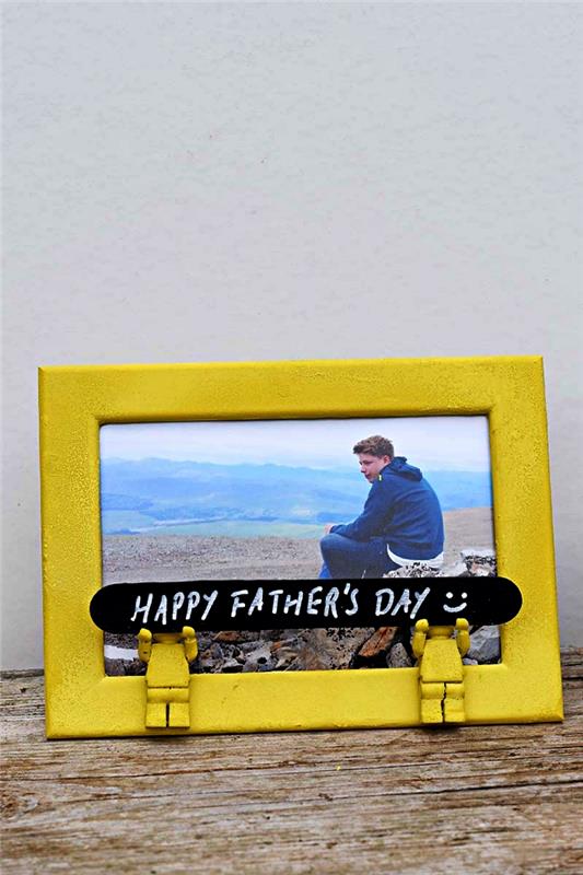 Anneler Günü için kişiye özel hediye fikri, sarıya boyanmış ve lego figürleriyle süslenmiş fotoğraf çerçevesi