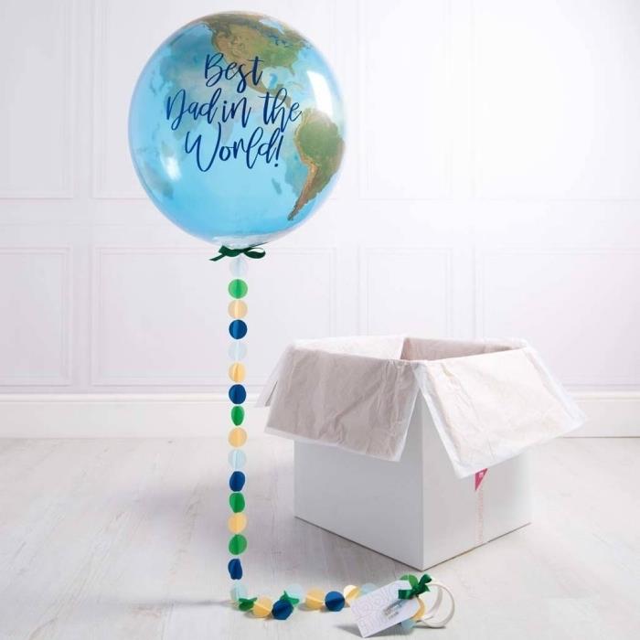 personalizuota tėvo dienos dovanos idėja su antžeminio rutulio balionu su įvairiaspalve konfeti uodega