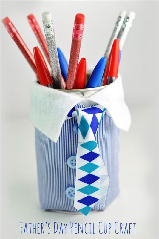 babalar günü hediye fikri kalem kaplar düğmeler ve kravat ile kumaş kostüm giymiş diy babalar günü anaokulu
