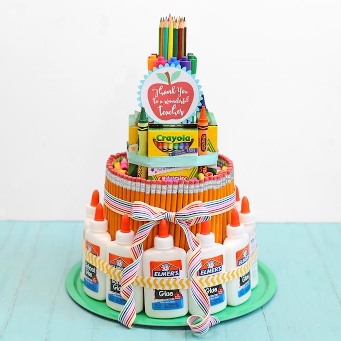 pyragas mokyklai, originali metų pabaigos magistro metų dovana, kurią sudaro pieštukai, spalvoti pieštukai, žymekliai, vaško pieštukai, klijų buteliai