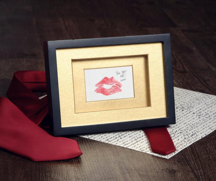 dovanų idėja vyrams Valentino dienos proga, sukurkite individualų rėmelį su lūpų dažais