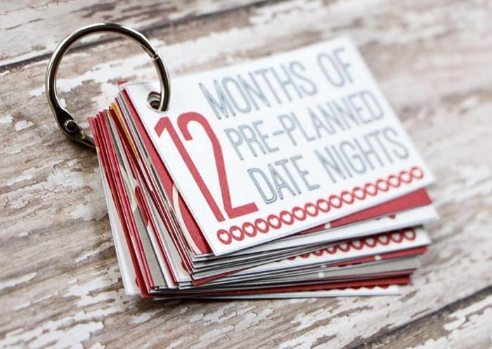 maža pastaba su 12 romantiškų pasimatymų, kuriuos surengti per ateinančius mėnesius, originali Valentino dovanos idėja