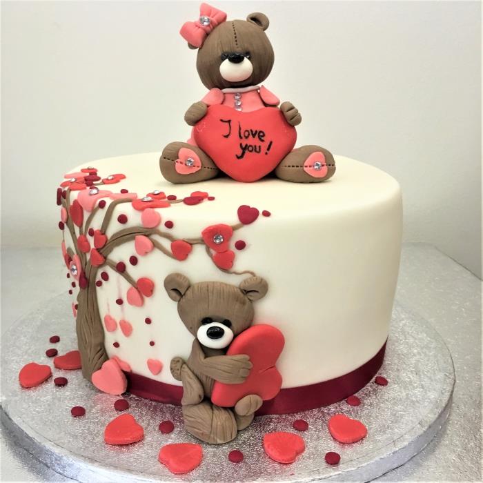 Sevgililer Günü için romantik bir pastayı ayı şeklinde fondan ve tatlı figürlerle nasıl süsleyeceğinize bir örnek