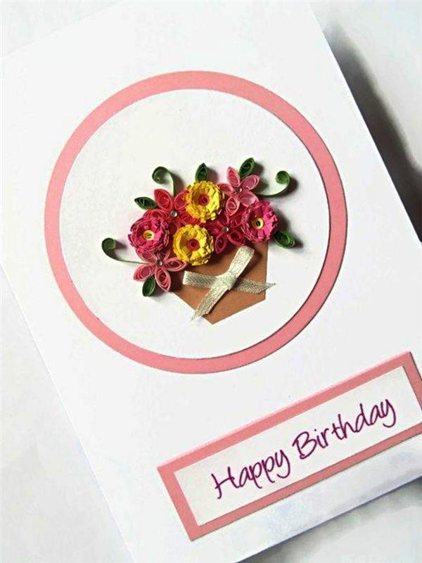 ideja za rojstnodnevno voščilnico mame, okrašeno s šopkom rož v quillingu, ki ga spremlja ročno napisan napis