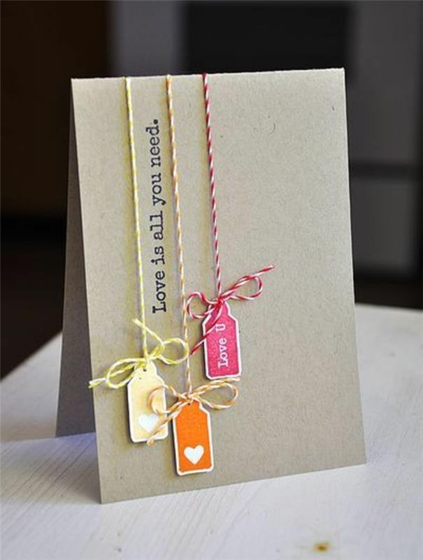 osebna voščilnica iz kraft papirja, okrašena z majhnimi oznakami s sladkimi besedami in srčki, ideja za dekličino rojstnodnevno voščilnico