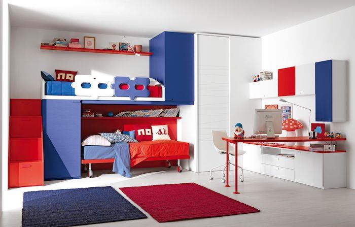 çocuk odasında mavi ve kırmızı dekorasyon, kırmızı merdiven, mavi gardırop, kırmızı yatak, beyaz çalışma masası, kırmızı ve mavi halı