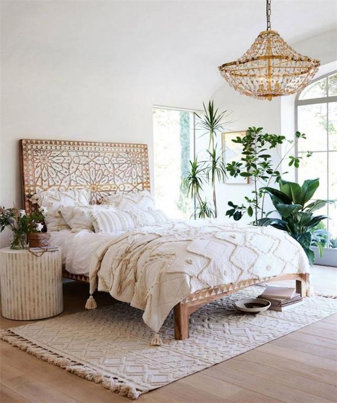 Yeşil bitki iç bohem yatak odası, egzotik dekor, bohem yatak odası, beyaz halı güzelce dekore edilmiş başlık