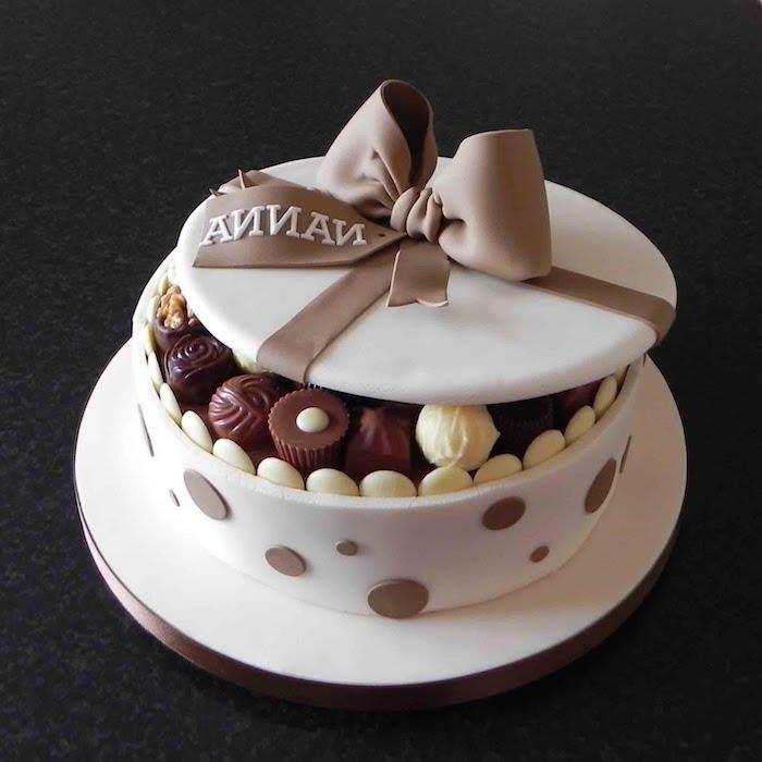 Nuostabus genoise šokoladinis pyragas originalus šokoladinis pyragas gimtadienio tortas šokolado dėžutės formos
