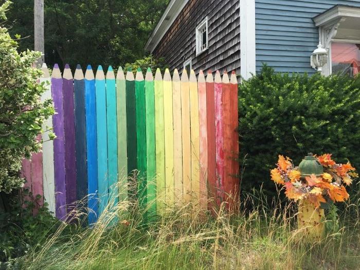 naredite povratek vrtne ograje v prebarvane lesene deske z vzorcem barvnega svinčnika, vrtno dekoracijo naredite sami