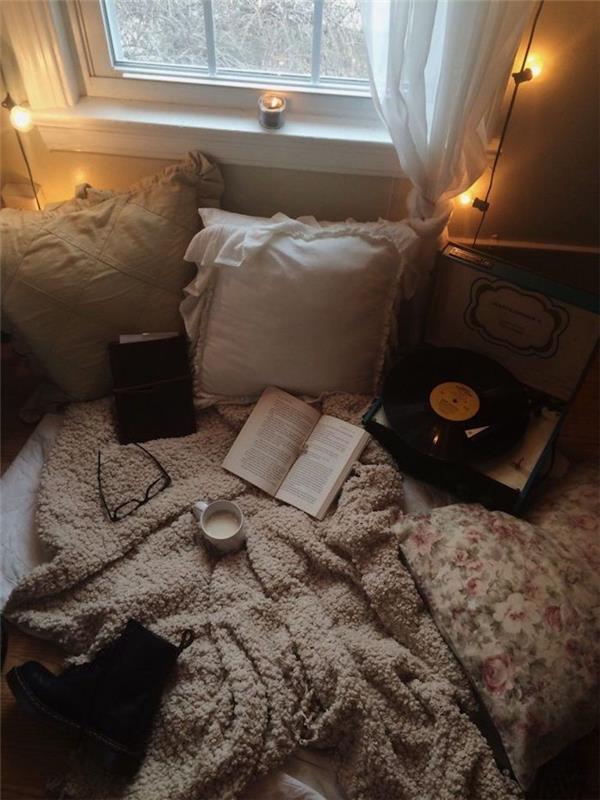 Lahki venec v gorskem deko, rustikalna dekoracija spalnice, spalnica z udobno posteljo in knjigo na postelji, kul dekor ideja za pitje kave