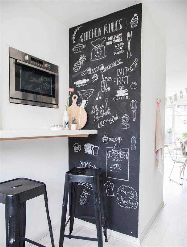 idėja, kad siena perdažyta šiferio dažais ant lentos, suplanuoti kreidos piešiniai, juodos metalinės kėdės, baltos plytelės, pertvarkyti jūsų virtuvę